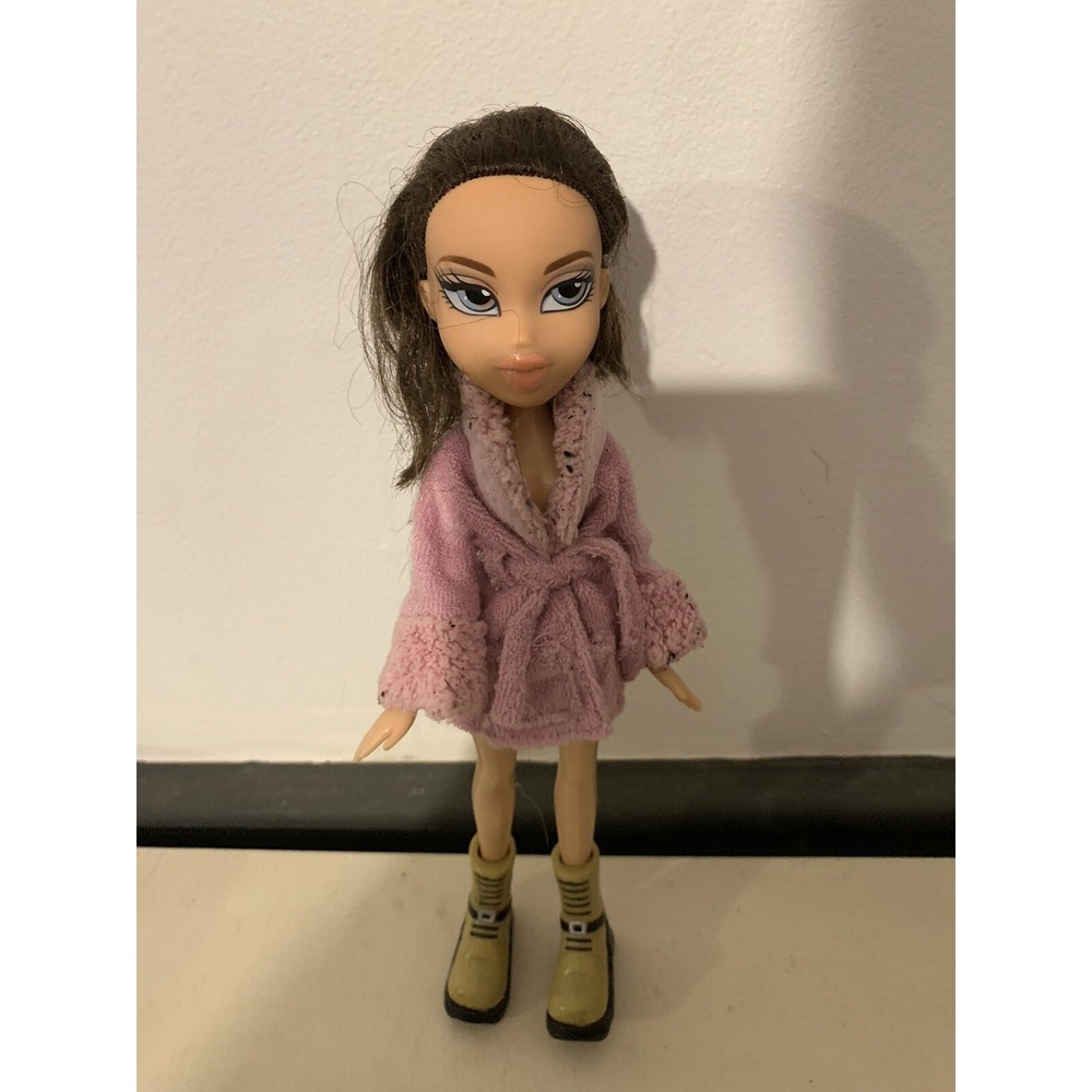 Bratz Dana Doll Blue Eyes Pink Robe